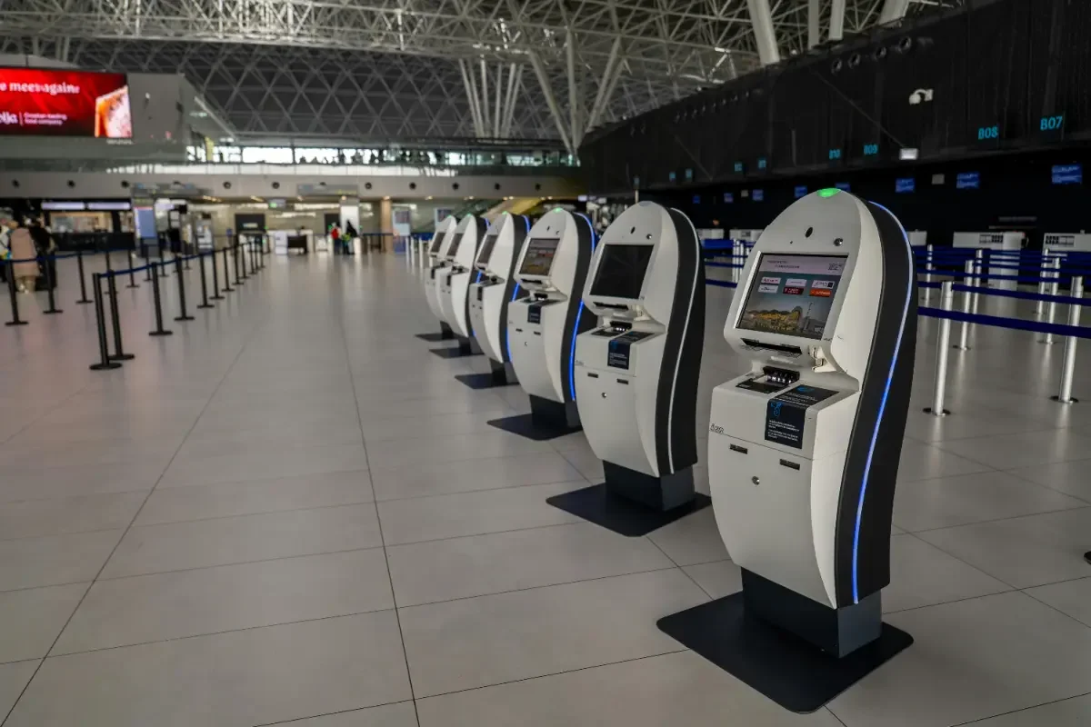 Llegada al aeropuerto de Croacia con viajeros recogiendo equipaje