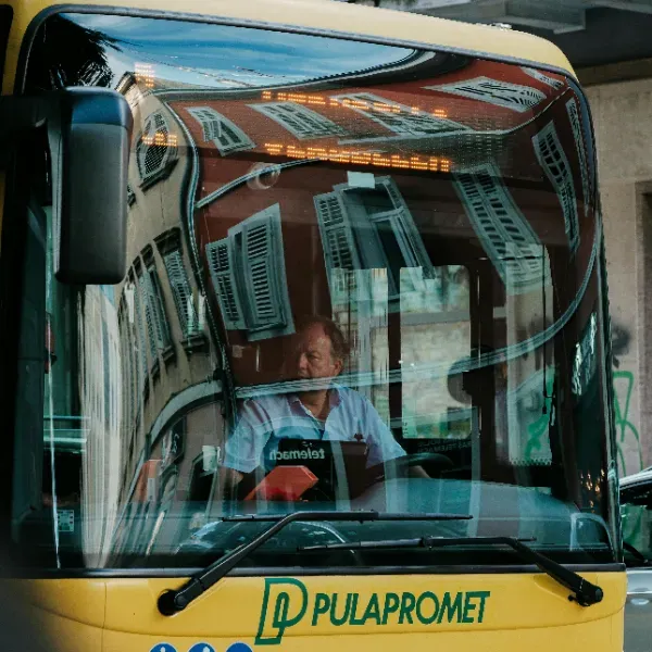 Autobús interurbano recorriendo la carretera costera de Croacia