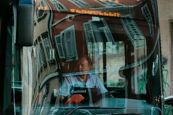 Autobús interurbano recorriendo la carretera costera de Croacia