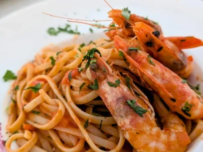 Buzara de gambas en salsa de vino blanco y ajo, plato típico de la costa croata