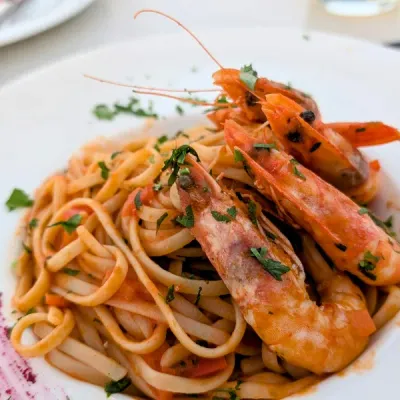 Buzara de gambas en salsa de vino blanco y ajo, plato típico de la costa croata