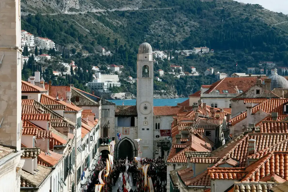 Calle Stradun, la arteria principal del casco antiguo de Dubrovnik con su suelo de piedra caliza pulida