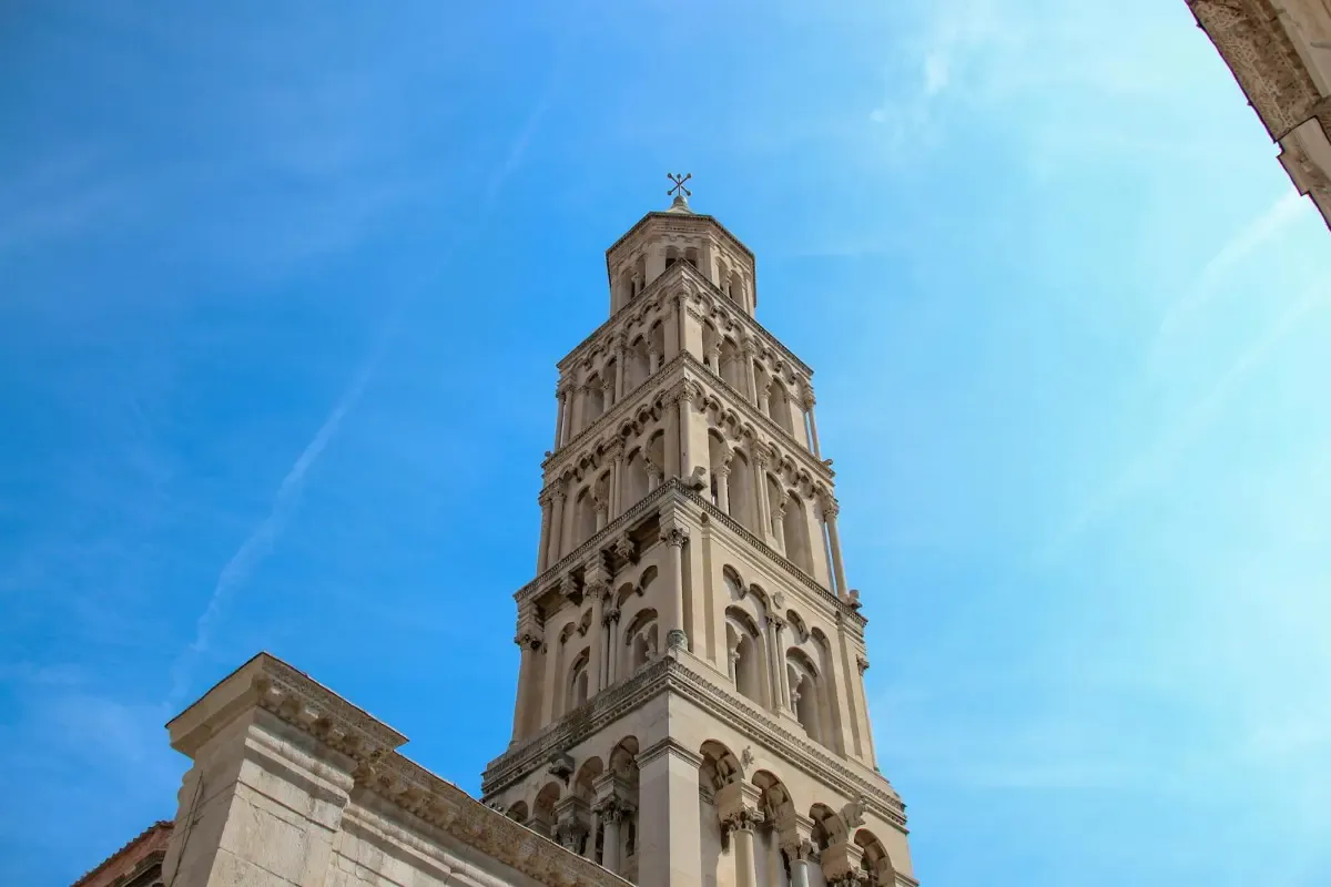 Campanario de la Catedral de San Duje en Split, la catedral más antigua del mundo en uso
