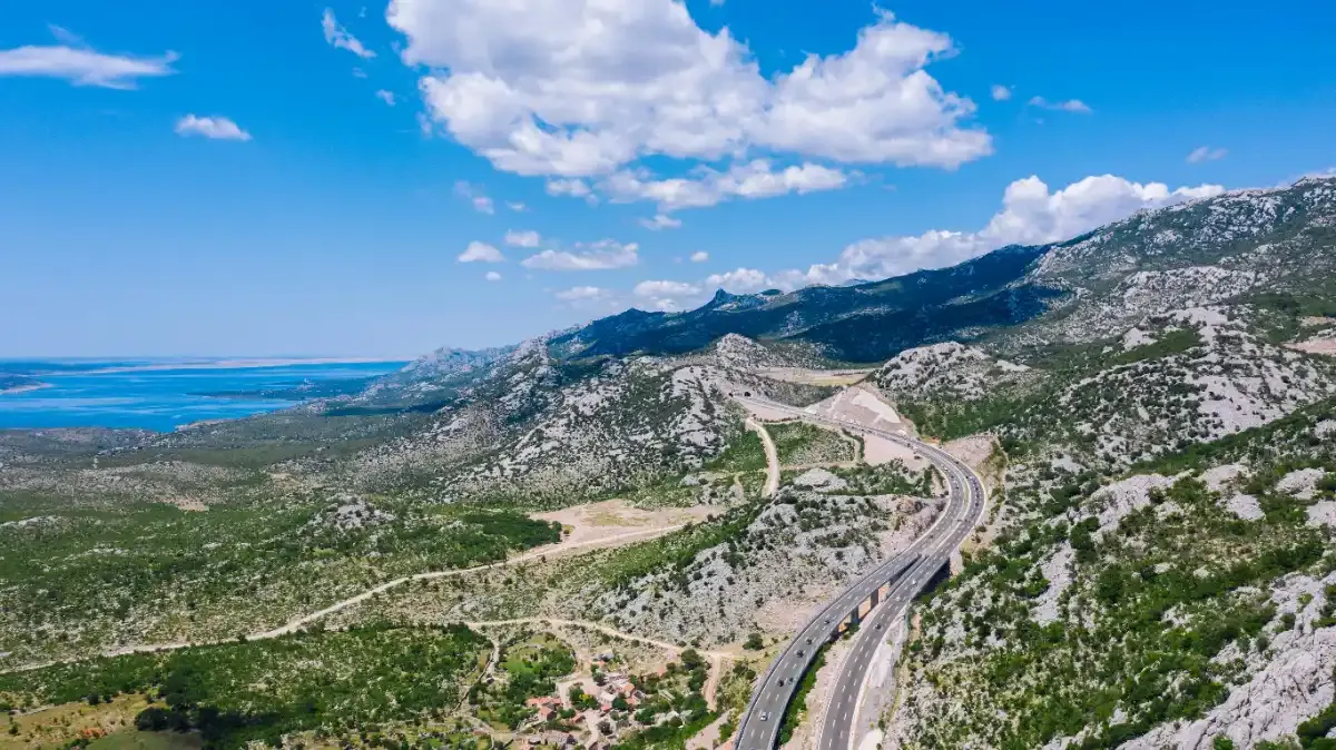 Carretera costera de Dalmacia en Croacia con vistas al mar Adriático y las islas