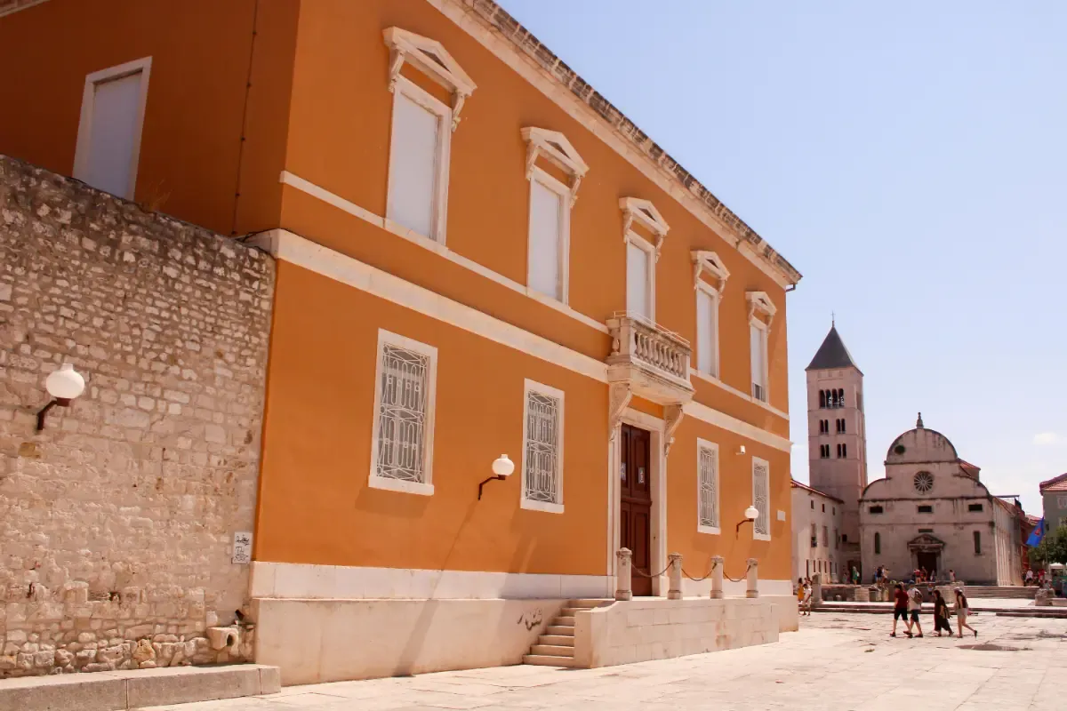 Calles empedradas del centro histórico de Zadar con arquitectura medieval y romana