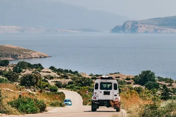 Coche de alquiler en una carretera panorámica de Croacia con vistas al mar