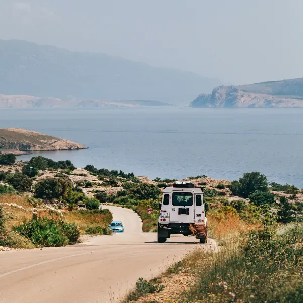 Coche de alquiler en una carretera panorámica de Croacia con vistas al mar