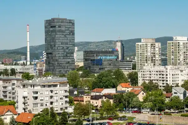 Zagreb, capital de Croacia Central, con su arquitectura austrohúngara y tejados coloridos