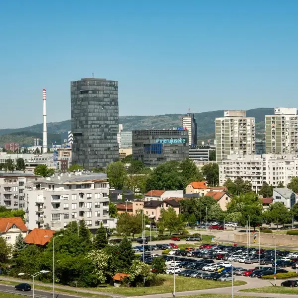 Zagreb, capital de Croacia Central, con su arquitectura austrohúngara y tejados coloridos