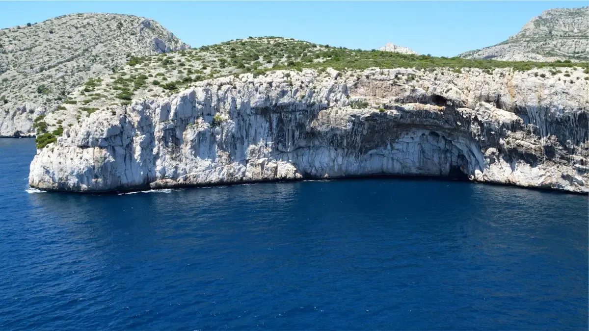 Interior de la Cueva Azul en la isla de Biševo con sus espectaculares aguas turquesas