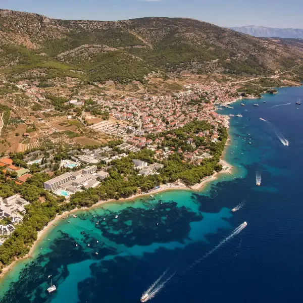 Costa de Dalmacia en Croacia con aguas turquesas del Adriático y ciudades históricas