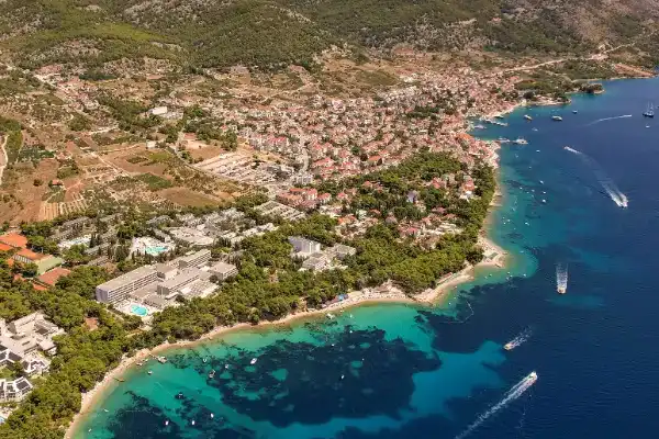 Costa de Dalmacia en Croacia con aguas turquesas del Adriático y ciudades históricas
