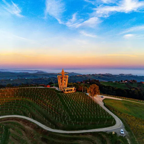 Paisaje rural de Eslavonia en el interior de Croacia con llanuras fértiles y viñedos