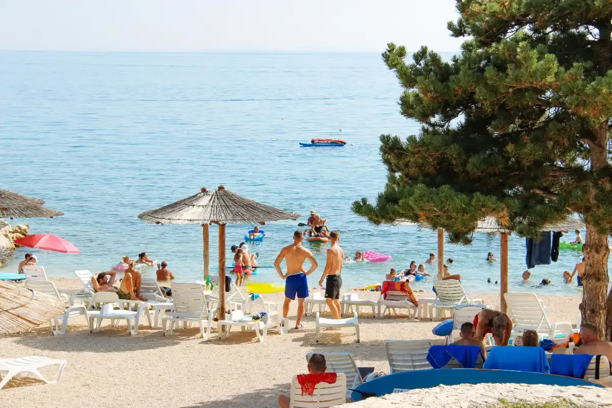 Familia con niños disfrutando de una playa de aguas cristalinas en Croacia