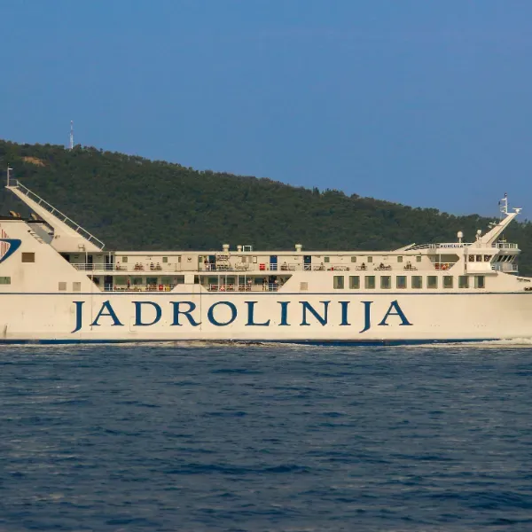 Ferry catamarán navegando entre las islas de Croacia en el Adriático