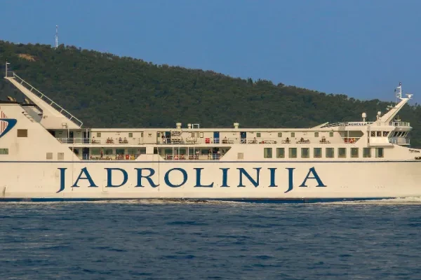 Ferry catamarán navegando entre las islas de Croacia en el Adriático