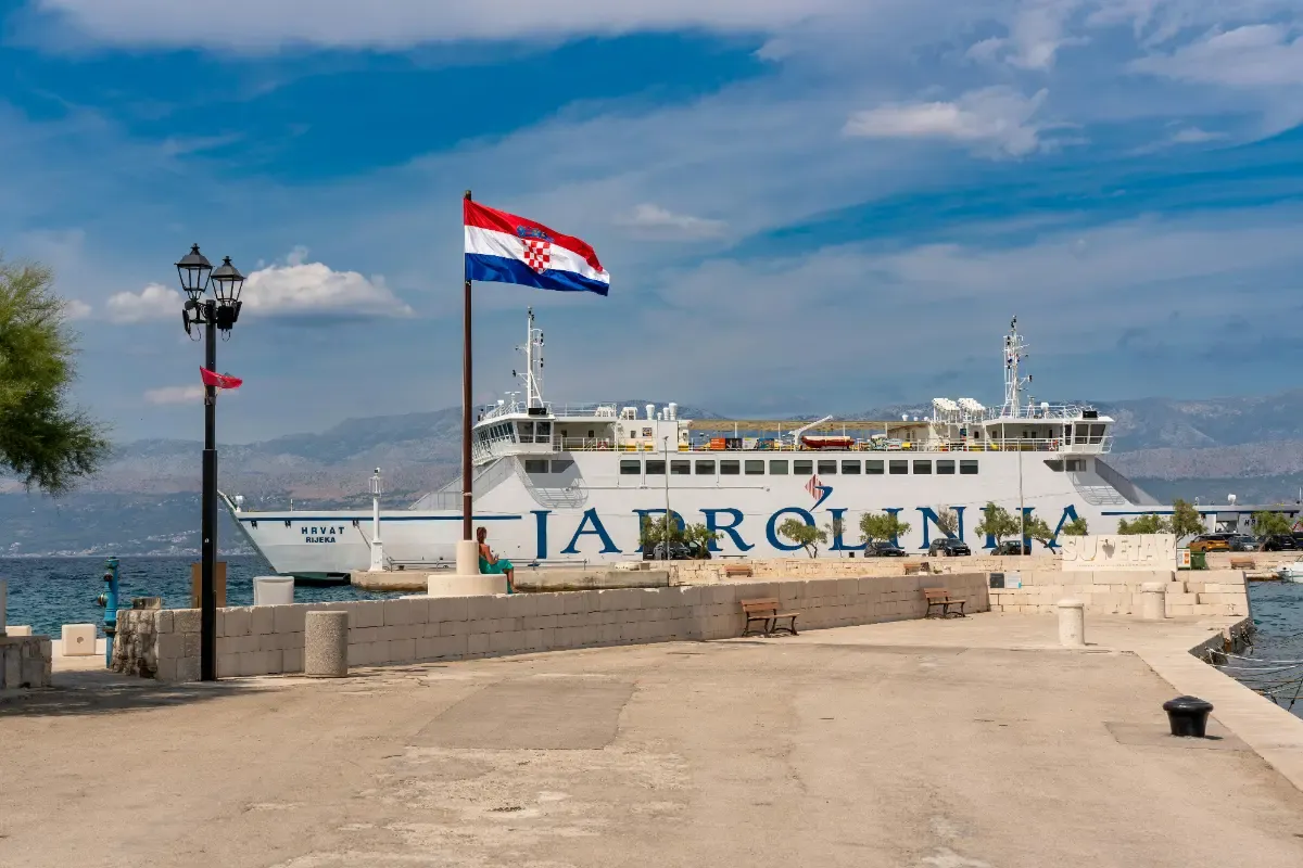 Ferry con coches llegando a una isla croata en el Adriático
