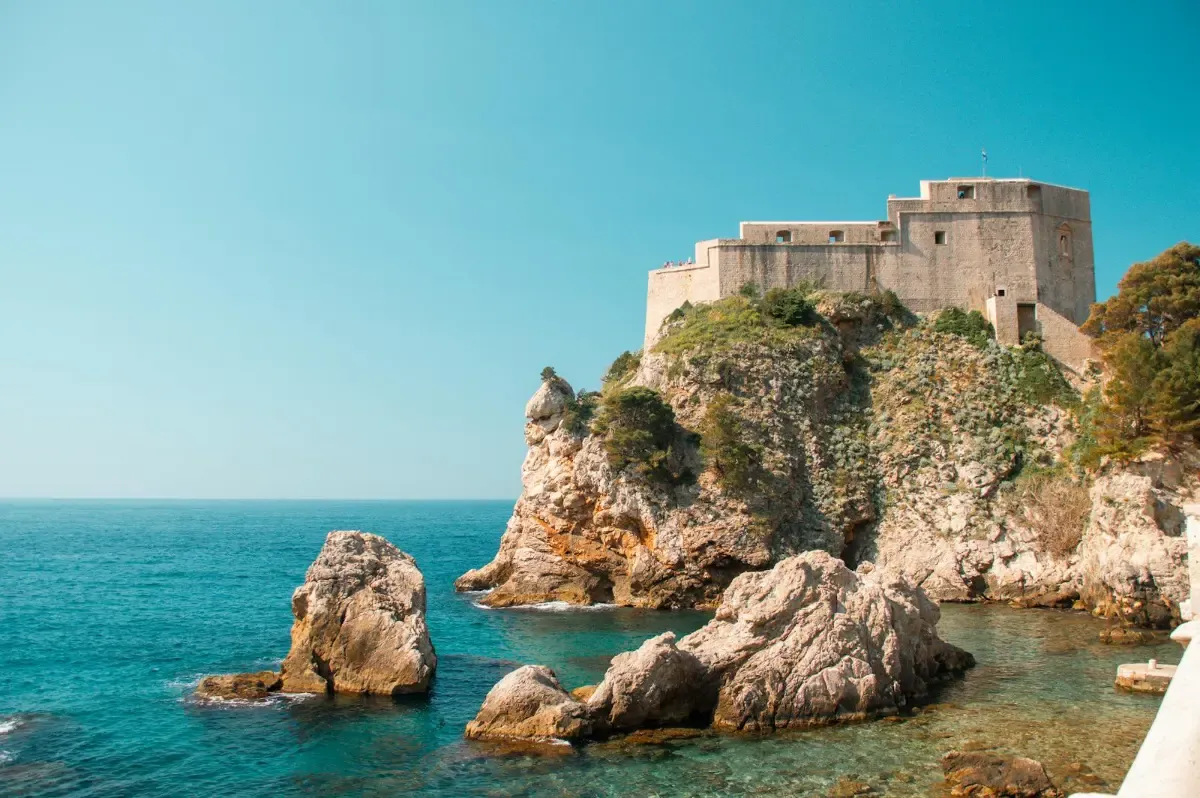 Fortaleza de Lovrijenac sobre un acantilado frente al Adriático en Dubrovnik