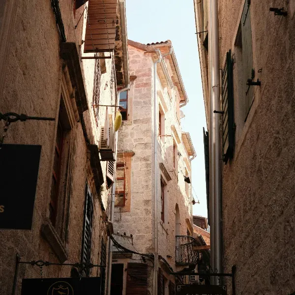 Hostel moderno para mochileros en Croacia con zona social y decoración colorida