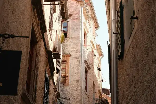Hostel moderno para mochileros en Croacia con zona social y decoración colorida