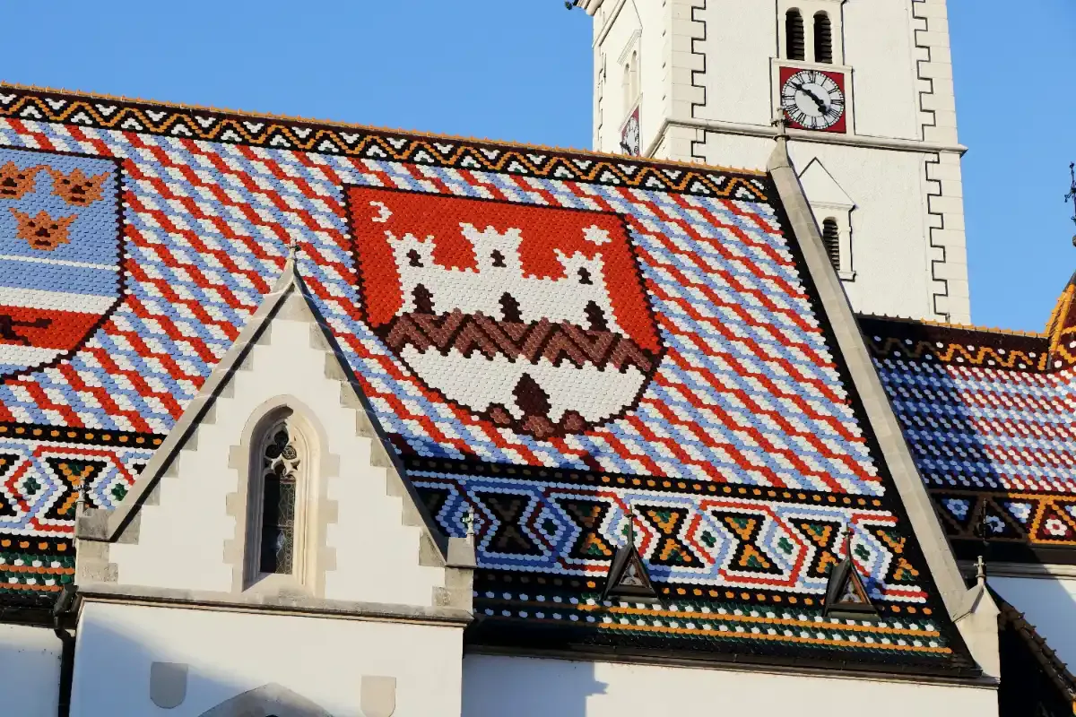 Iglesia de San Marcos en Zagreb con su icónico techo de tejas de colores con los escudos de Croacia y Zagreb