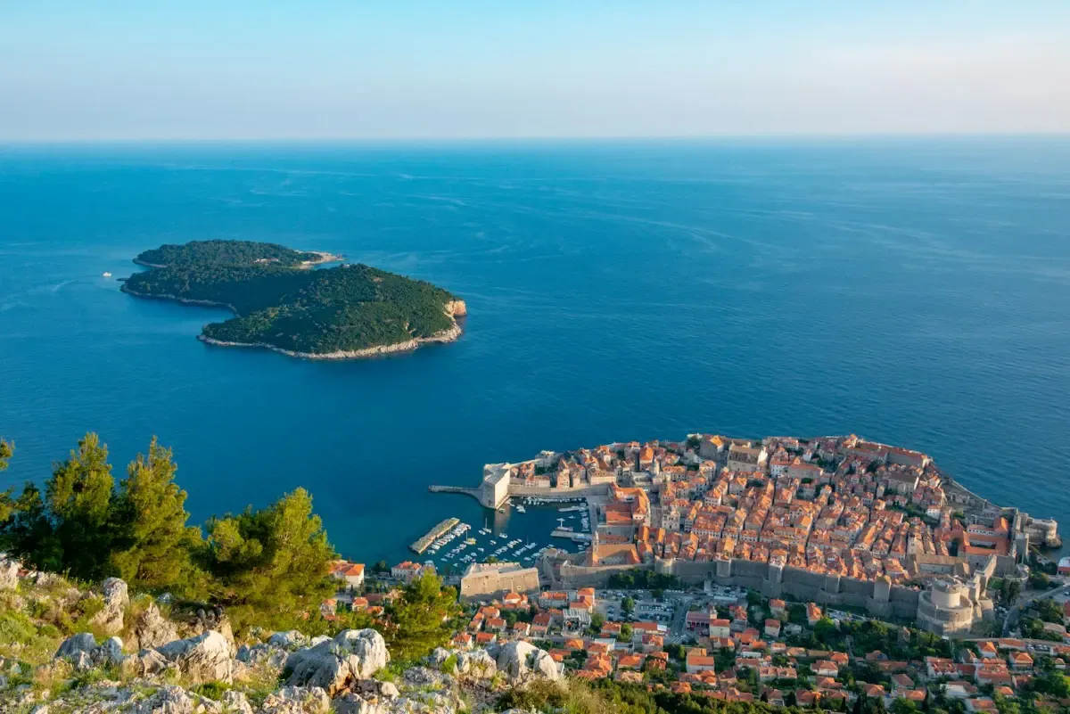 Vista aérea de la isla de Lokrum, paraíso natural frente a la costa de Dubrovnik