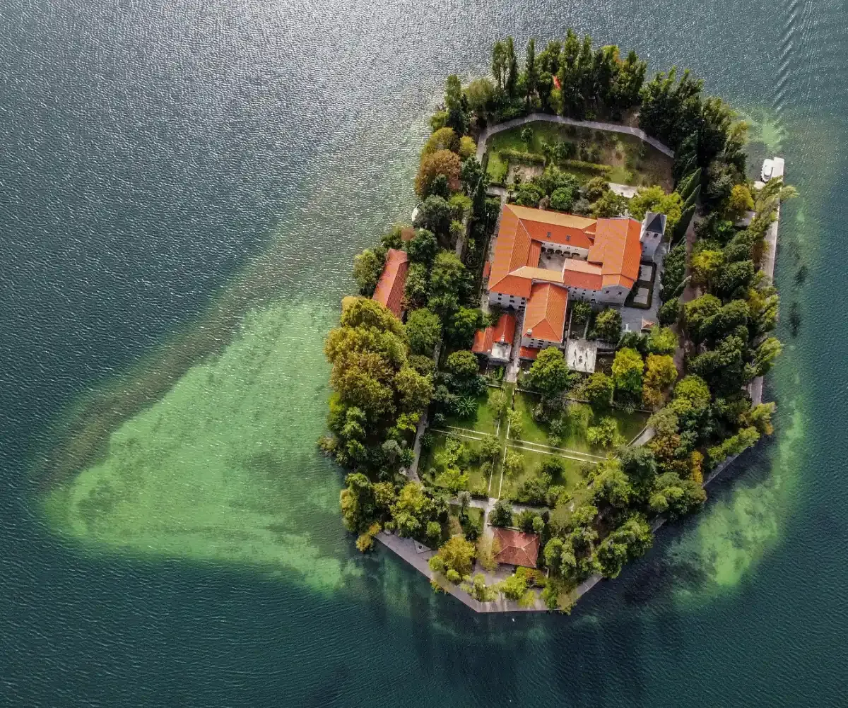 Isla de Visovac con su monasterio franciscano del siglo XV en medio del río Krka