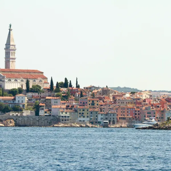 Península de Istria en Croacia con pueblos medievales sobre colinas verdes