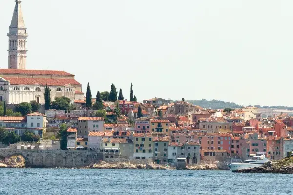 Península de Istria en Croacia con pueblos medievales sobre colinas verdes