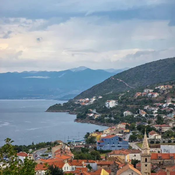Bahía de Kvarner en Croacia con islas y aguas cristalinas del Adriático