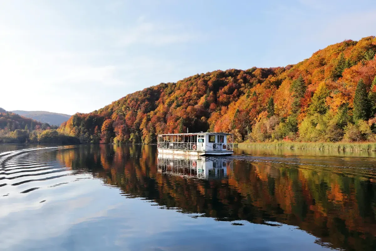 Barco eléctrico cruzando el Lago Kozjak en Plitvice, incluido en la entrada al parque