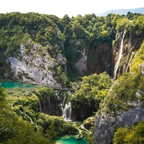 Lagos de Plitvice en la región de Lika con cascadas turquesa y bosques frondosos