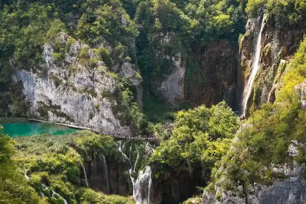 Lagos de Plitvice en la región de Lika con cascadas turquesa y bosques frondosos
