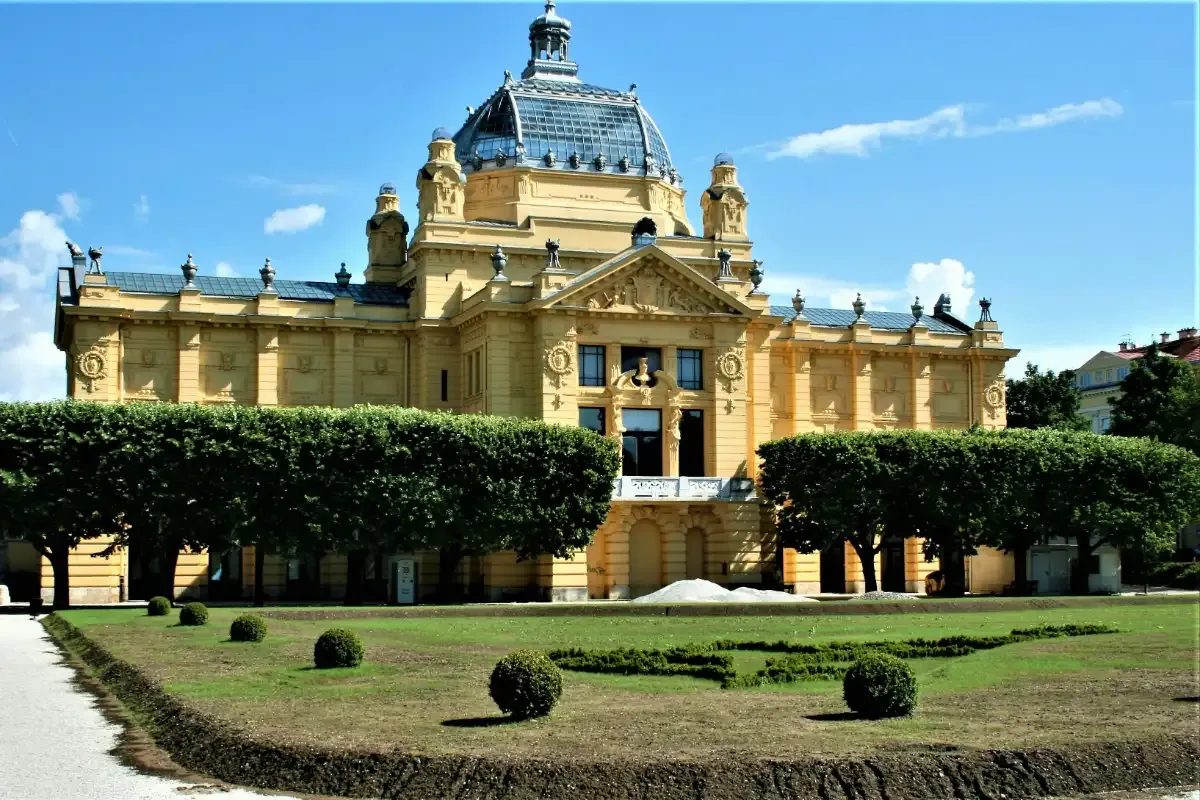 Parque Zrinjevac en Zagreb con sus senderos arbolados, farolas antiguas y fuentes ornamentales