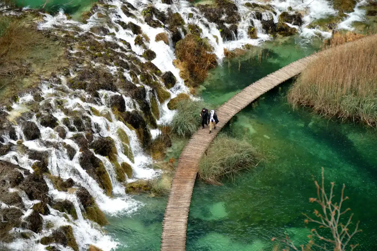 Pasarelas de madera sobre las aguas cristalinas de los Lagos de Plitvice en Croacia