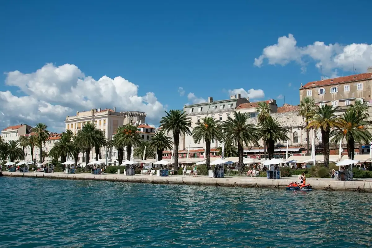 Paseo marítimo de la Riva en Split con palmeras y terrazas frente al Adriático