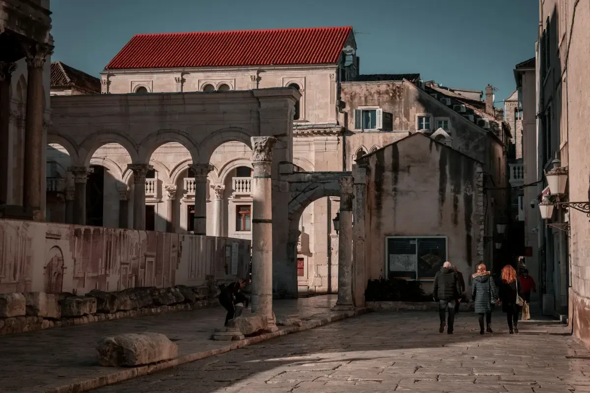 Peristilo del Palacio de Diocleciano en Split con columnas romanas originales del siglo IV