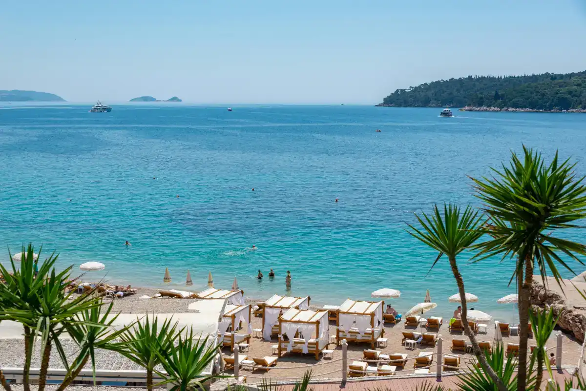 Playa de Banje en Dubrovnik con vistas a las murallas medievales y la isla de Lokrum