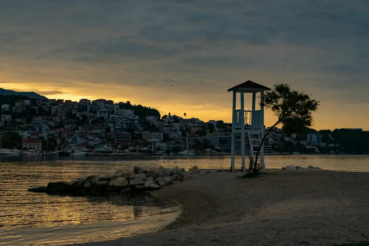 Aguas cristalinas del Adriático en una playa cerca de Split, Croacia