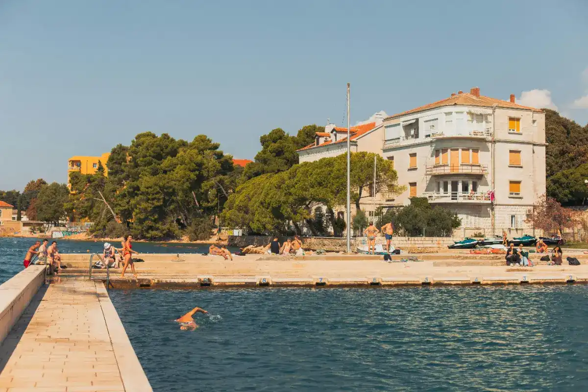 Playa de Kolovare en Zadar con aguas cristalinas del Adriático y vistas a la ciudad