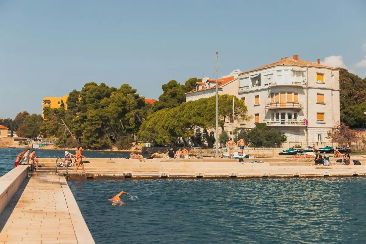 Playa de Kolovare en Zadar con aguas cristalinas del Adriático y vistas a la ciudad