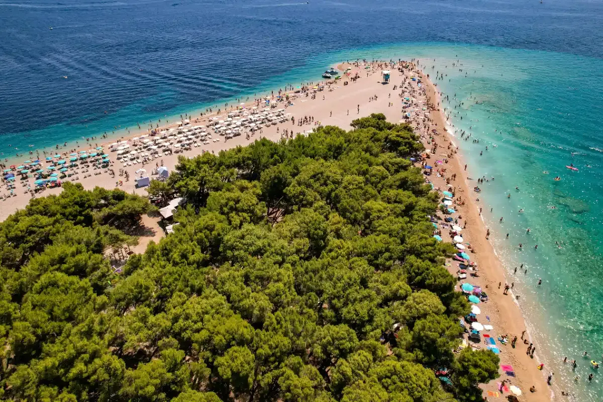 Playa Zlatni Rat (Cuerno de Oro) en la isla de Brač con su forma única de lengua de guijarros blancos