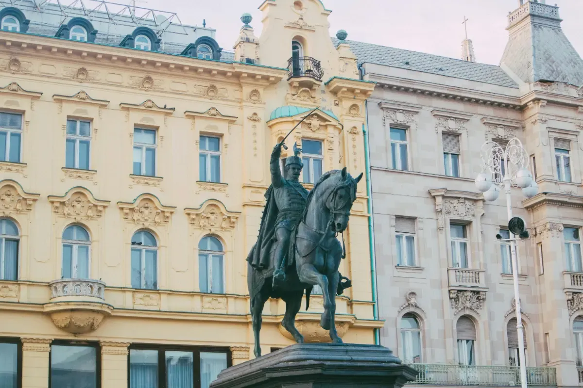 Plaza Ban Jelačić, el corazón de Zagreb con la estatua ecuestre y los edificios históricos alrededor