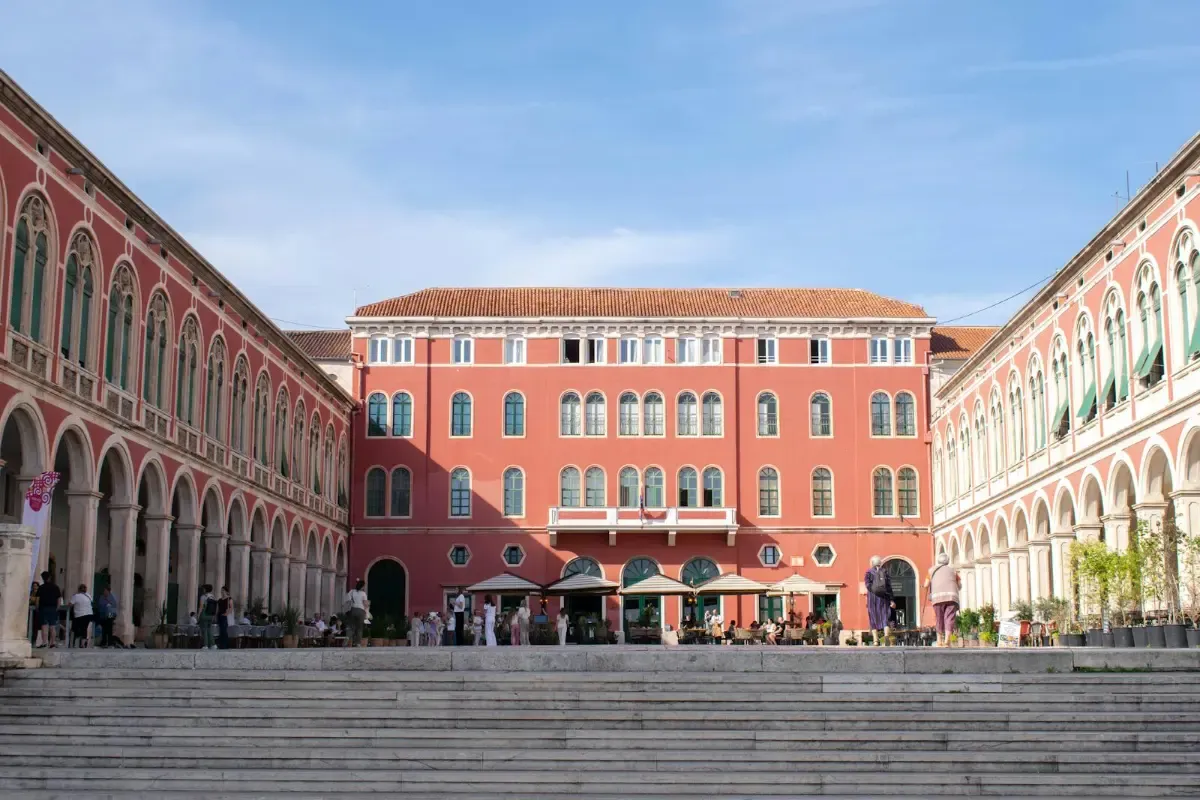 Plaza de la República en Split con la arquitectura neorrenacentista de las Prokurative