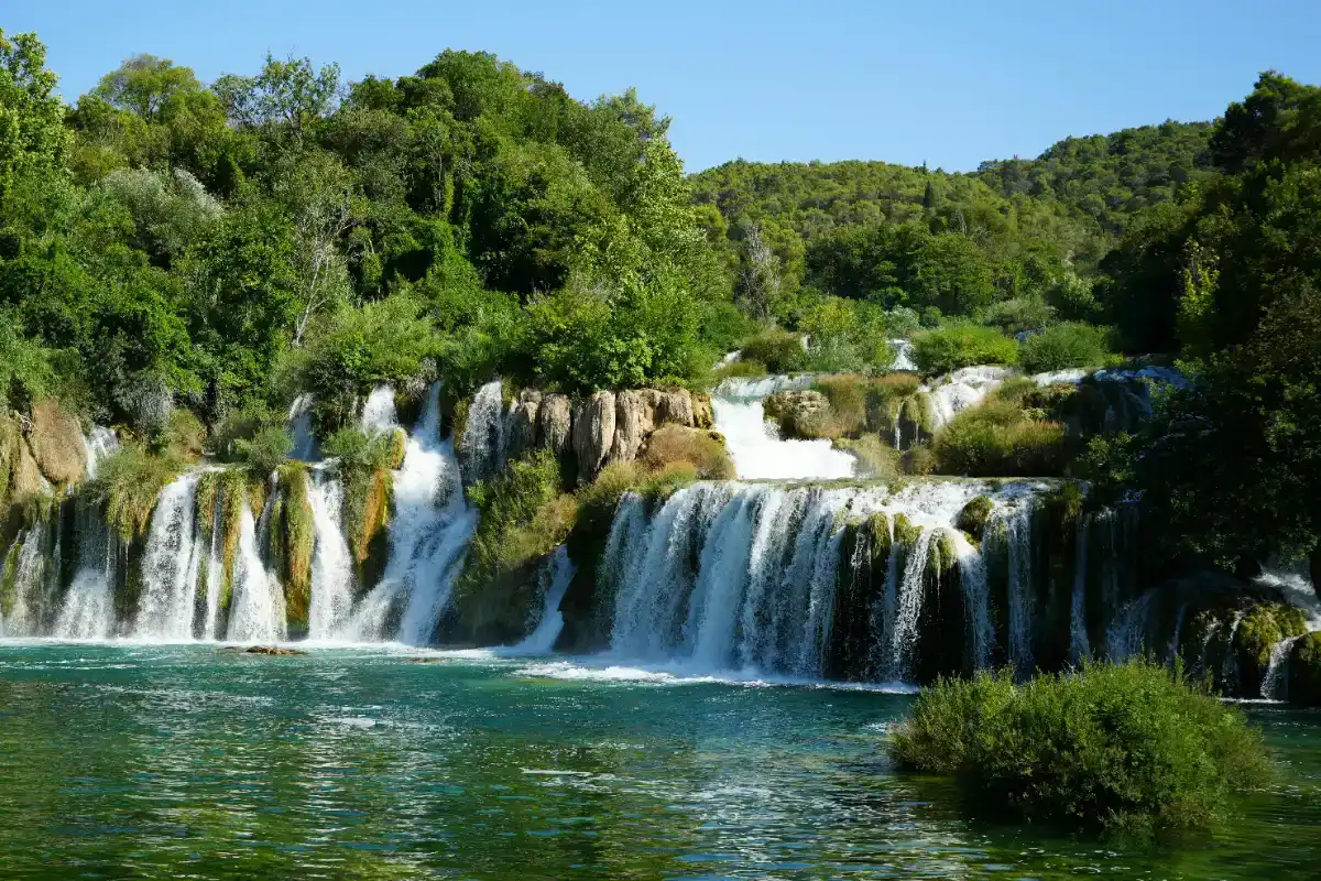 Cascada de Roški Slap en el Parque Nacional de Krka, zona tranquila con molinos históricos