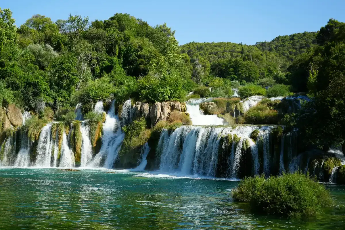 Cascada de Roški Slap en el Parque Nacional de Krka, zona tranquila con molinos históricos