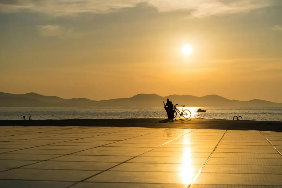 El Saludo al Sol en Zadar iluminado al atardecer, instalación de paneles solares junto al Adriático