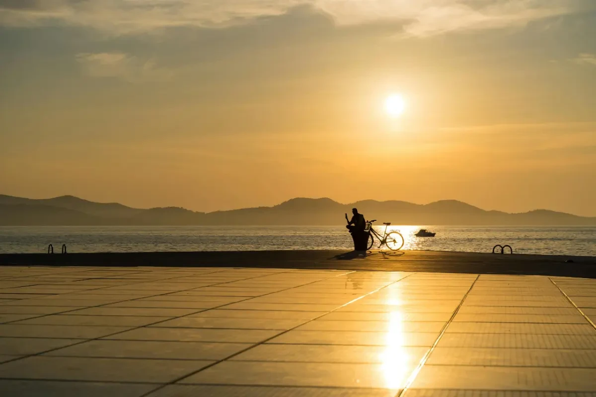 El Saludo al Sol en Zadar iluminado al atardecer, instalación de paneles solares junto al Adriático