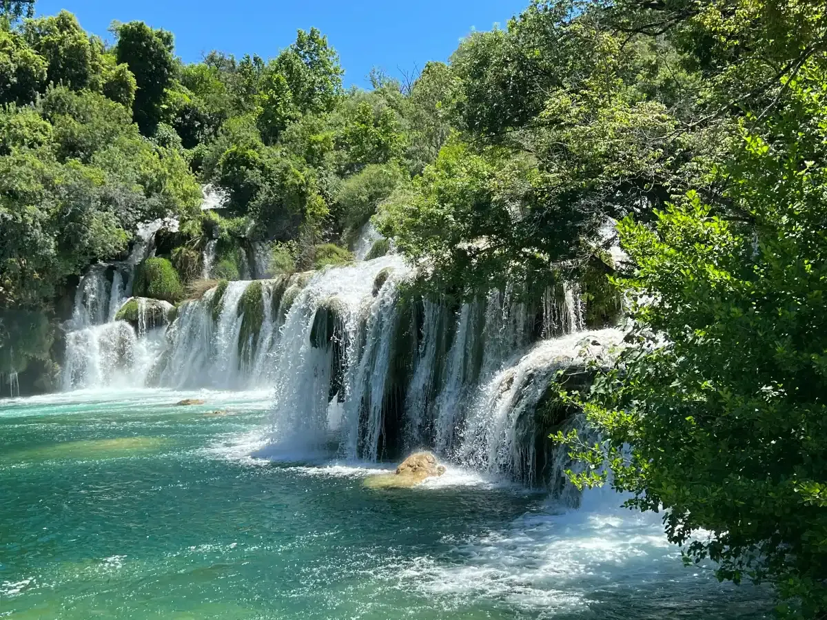 Cascada de Skradinski Buk en el Parque Nacional de Krka con sus saltos de agua entre vegetación exuberante
