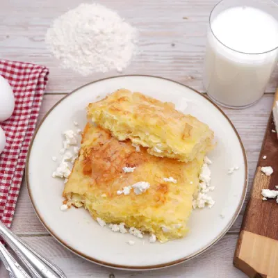 Štrukli de queso gratinados al horno, plato insignia de Zagreb y el norte de Croacia